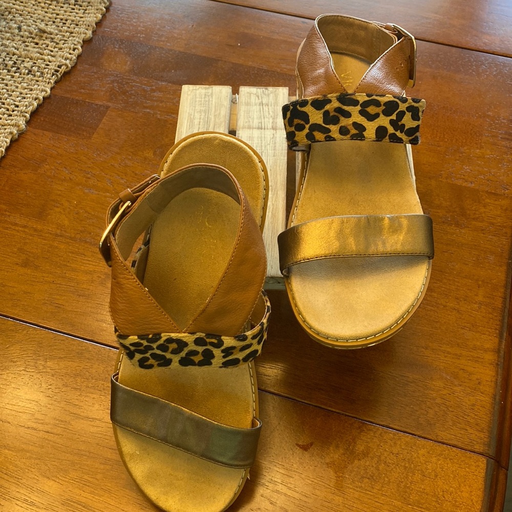 Vionic leopard ankle strap wedges size 9